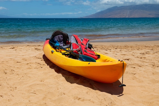 Kayak turismo onda do oceano azul na praia de areia da praia no pôr do sol horário de verão praia paisagem tropical se ...