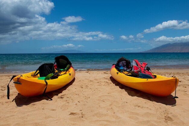 Kayak turismo Playa tropical con arena de mar en vacaciones de verano