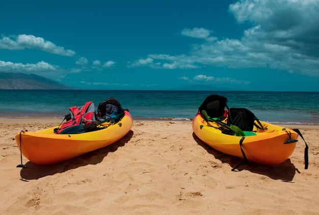 Foto kayak turismo playa tropical con arena de mar en vacaciones de verano