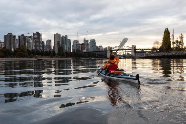 Kayak en Vancouver durante el amanecer nublado