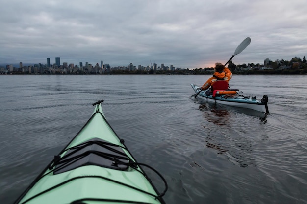 Kayak en Vancouver durante el amanecer nublado