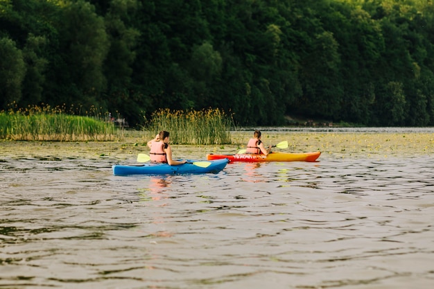 Foto kayaker caiaque no belo lago