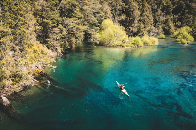 Kayaker em um belo lago.