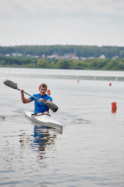 Kayaker flutuando no barco