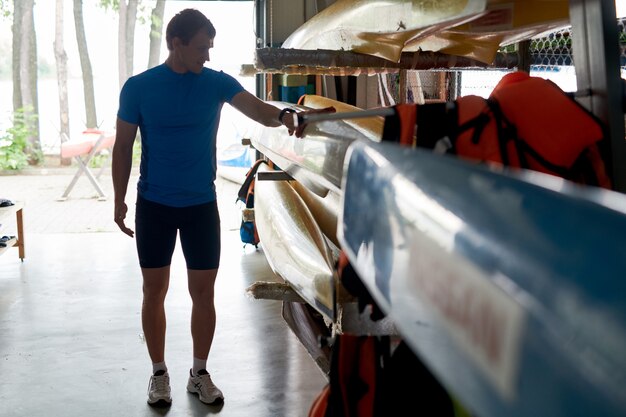 Kayaker se preparando para a competição