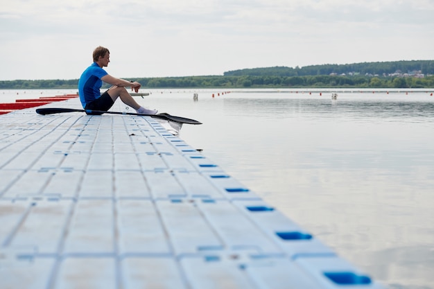 Foto kayaker sentado no cais