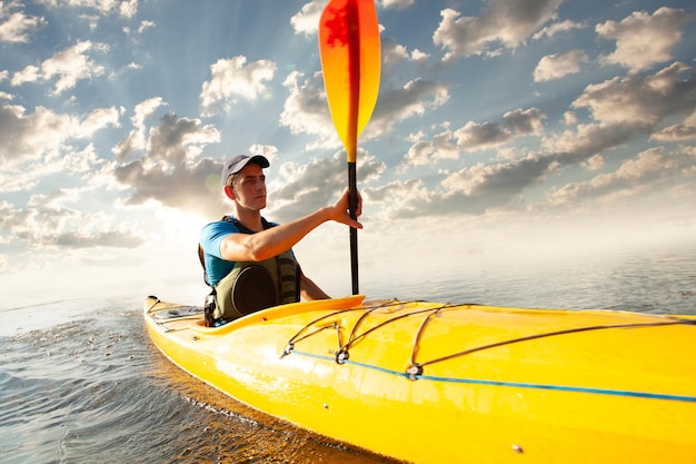 Kayaking Man remando um caiaque Canoagem remando