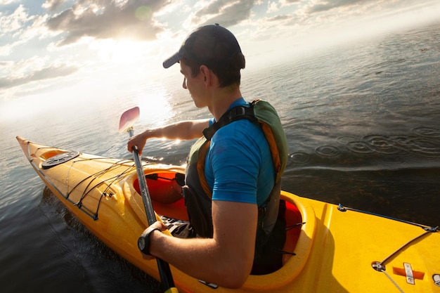 Kayaking Man remando um caiaque Canoagem remando