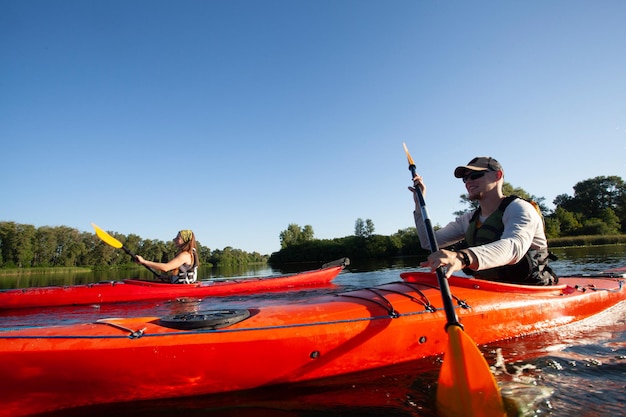 Kayaking Man remando um caiaque Canoagem remando