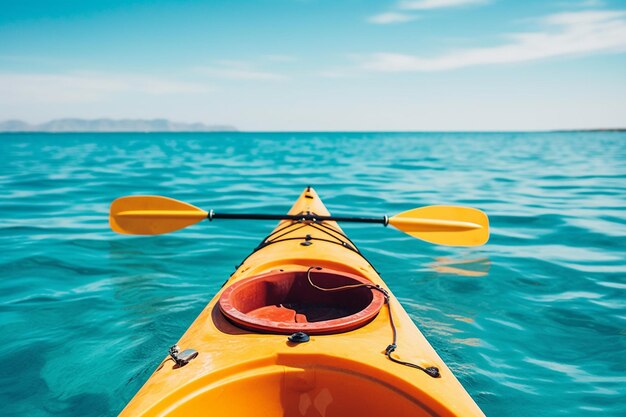 Kayakistas remando a través de aguas tranquilas