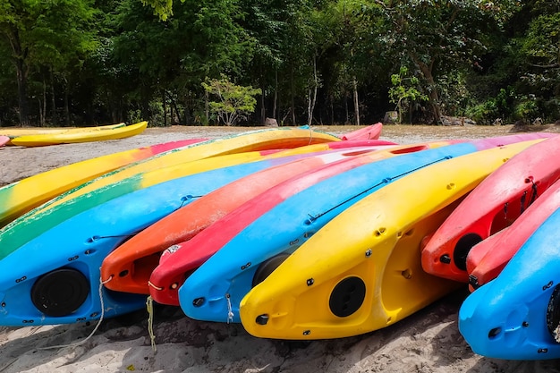 Kayaks brillantes en la playa. Canoa colorida