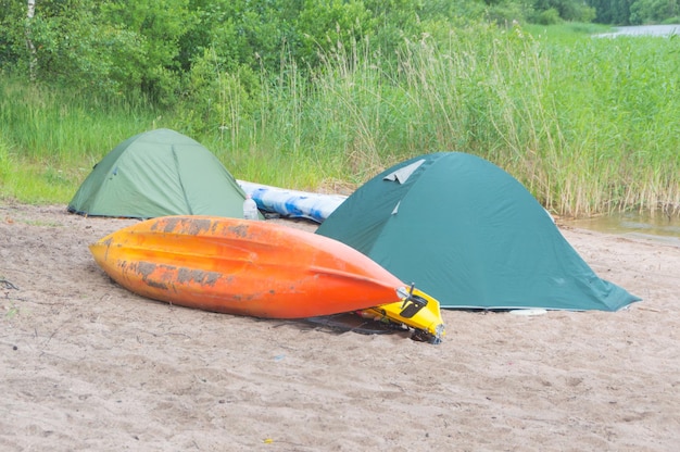 Kayaks y campamento a la orilla del lago.