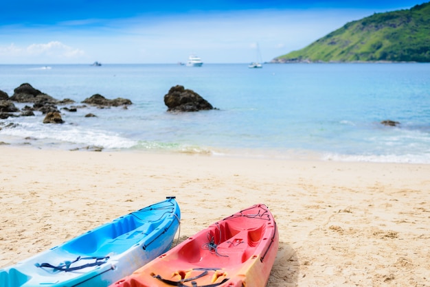 Kayaks de colores en la playa tropical, Playa Yanui