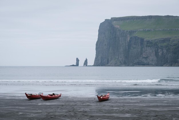 Kayaks junto al océano en el pueblo de Tjornuvik, Islas Feroe