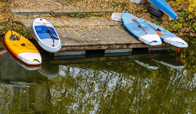 Kayaks en el muelle a orillas del lago.