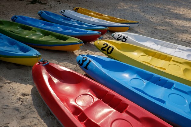 Foto kayaks en la playa