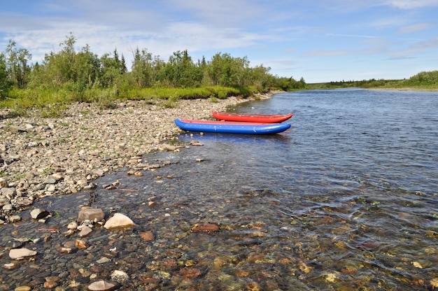 Kayaks turísticos a orillas del río Pebble