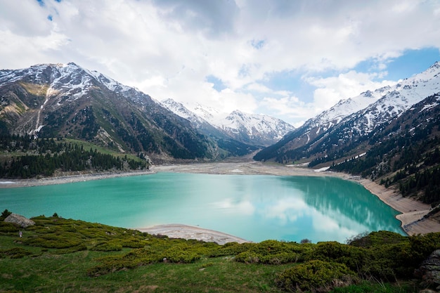 Kazajstán ciudad de Almaty El gran lago de Almaty