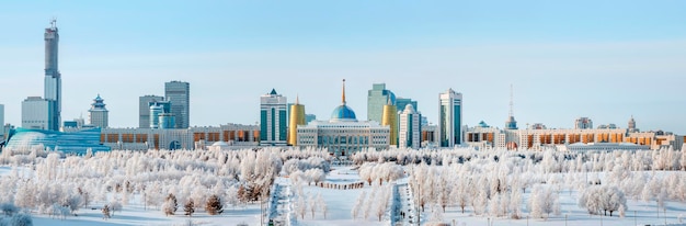 Kazajstán, Nur-Sultan. El centro de la margen izquierda de la moderna Astana con el edificio de la residencia presidencial - Akorda. Panorama de invierno de la ciudad.