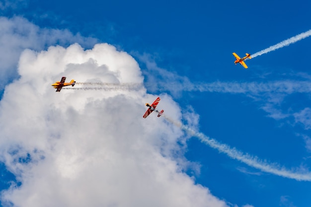 Kazan, Federação Russa - 25 de julho de 2020: feriado da aviação "Eu escolho o céu-2020". Dia da Frota Aérea Russa. Aeronaves esportivas pequenas realizam acrobacias em shows aéreos.