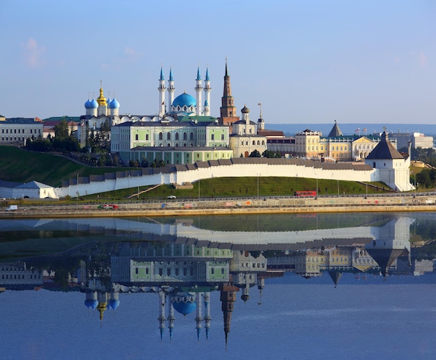 Kazan kremlin con reflejo en el río al atardecer