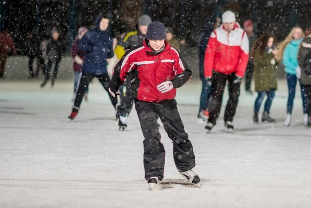 KAZAN RUSIA 22 de enero de 2017 La gente en la pista de patinaje por la noche