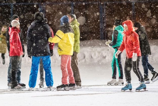 KAZAN RUSIA 22 de enero de 2017 Grupo de personas en la pista de patinaje por la noche