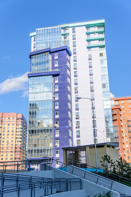 Kazán, Rusia - 9 de mayo de 2019: edificio curvo de varios pisos con muchos balcones acristalados. Diseño creativo de complejos residenciales modernos. Día soleado.