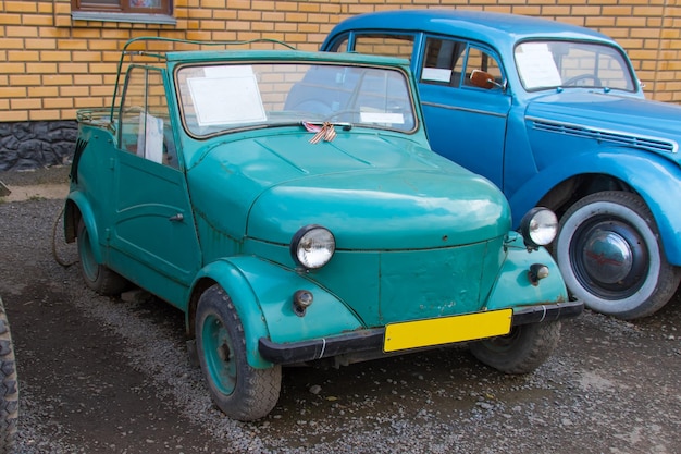 KAZAN RÚSSIA 01 DE AGOSTO DE 2015 Exposição de carros soviéticos antigos
