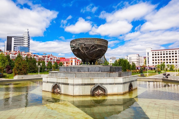 Kazan, Rússia - 30 de junho de 2016: Monumento à fonte no Parque Millennium de Kazan. Ele está localizado no centro de Kazan, capital da República do Tartaristão, na Rússia.