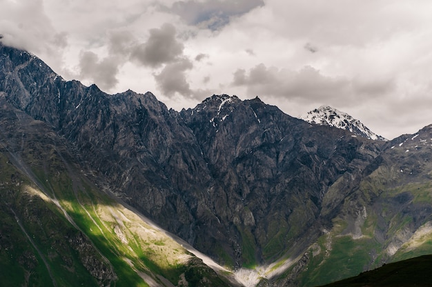 Foto kazbegi bereich. berge in georgia.