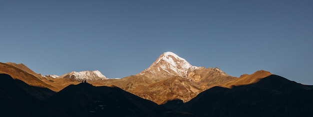 Kazbek Mountain é a montanha mais alta da Geórgia e um dos mais belos picos nevados das montanhas do Cáucaso