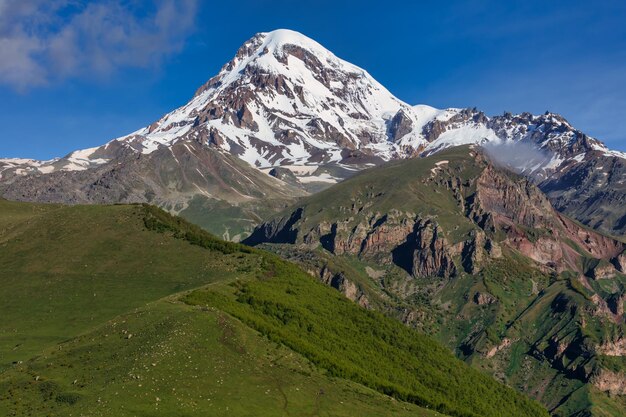 Kazbek o montaña Kazbegi cerca de la aldea Stepantsminda de la Iglesia de la Trinidad de Gergeti en Georgia