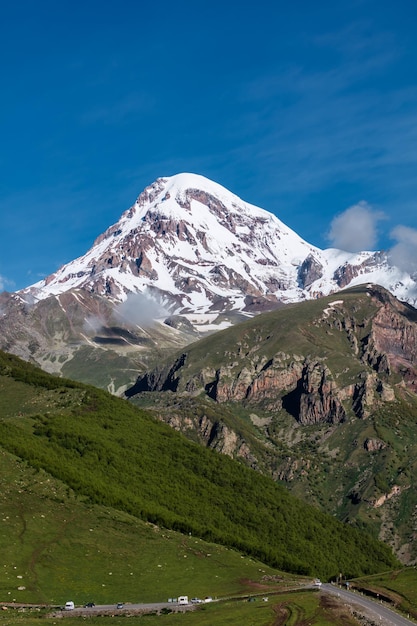 Kazbek oder Kazbegi-Berg, in der Nähe der Gergeti-Dreifaltigkeitskirche, Dorf Stepantsminda in Georgien