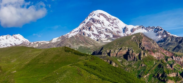 Kazbek oder Kazbegi-Berg in der Nähe des Dorfes Stepantsminda der Gergeti-Dreifaltigkeitskirche in Georgien