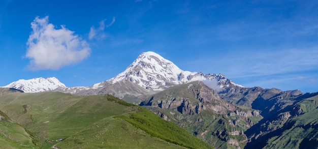 Kazbek ou montanha Kazbegi, perto da Gergeti Trinity Church, vila Stepantsminda na Geórgia