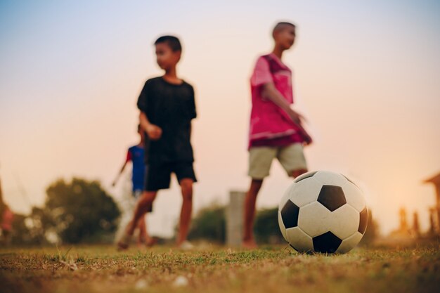 Kds divirtiéndose jugando fútbol soccer