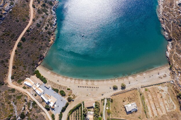 Kea Tzia island Cyclades Grecia Spathi bahía y playa vista aérea de drones