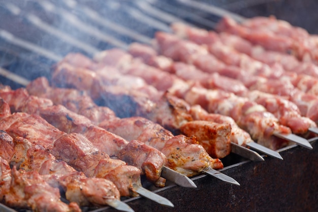 Kebab am Spieß auf dem Grill. horizontaler Rahmen