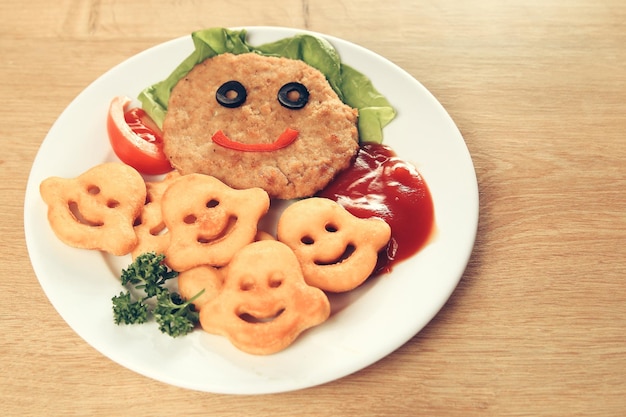 Kebab-Burger und Salate auf dem Tisch