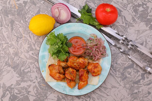 el kebab de carne es un plato nacional carne a la parrilla sobre brasas con salsa para el menú foto de alta calidad