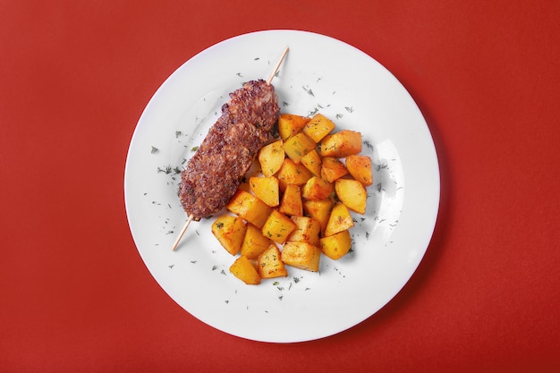 Kebab de carne con papas fritas para el menú