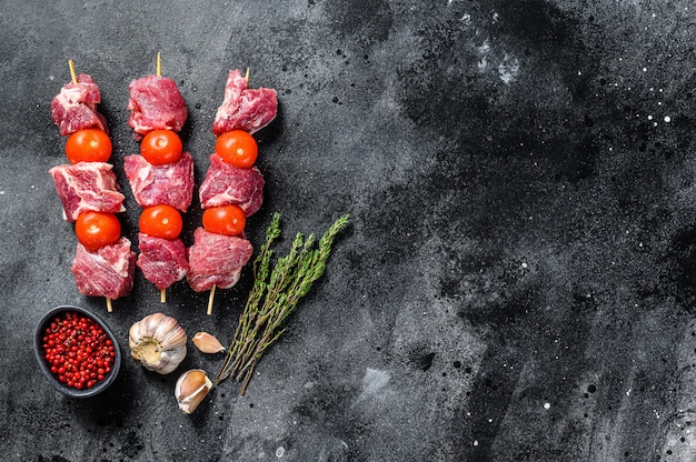 Kebab de carne de res cruda con tomate