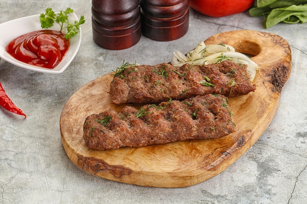 Kebab con carne de res servida cebolla y salsa