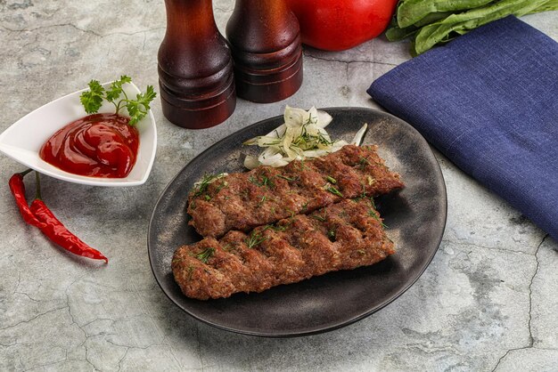 Foto kebab con carne de res servida con cebolla