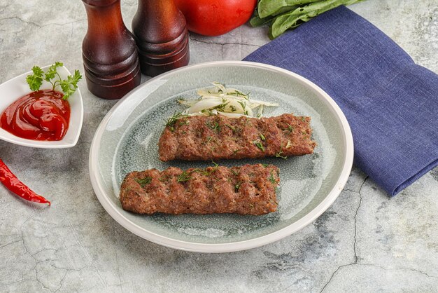 Foto kebab con carne de res servida con cebolla