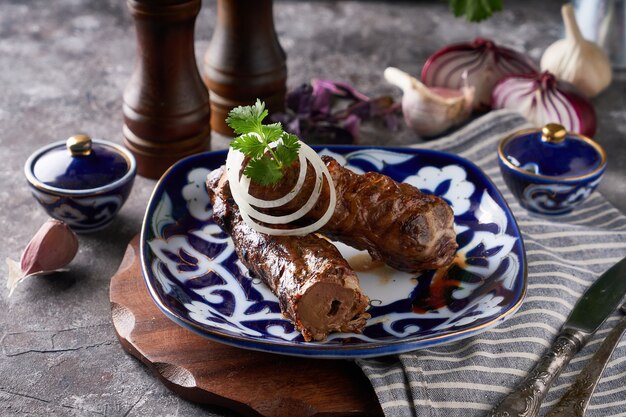 Kebab de cerdo asiático frito tradicional sabroso servido en placa