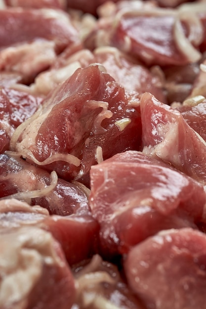 Foto kebab de cerdo fresco y marinado en una carnicería