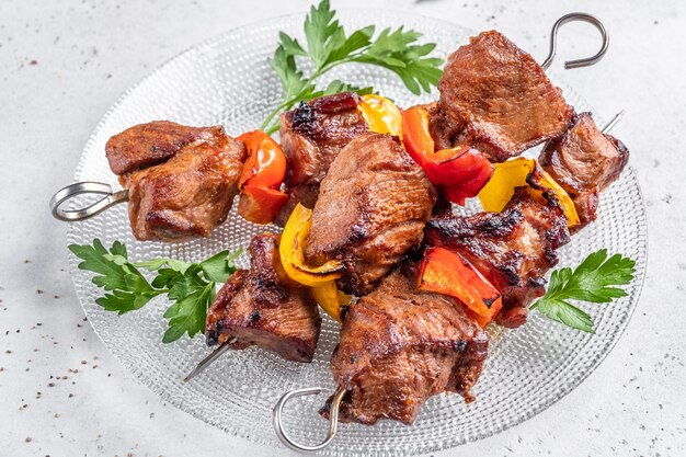 Kebab de cerdo a la parrilla con pimiento rojo y amarillo