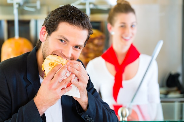 Kebab - Cliente y Doner caliente con ingredientes frescos.